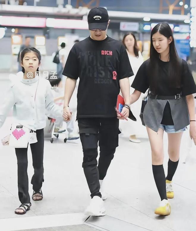 难怪汪峰二女儿不自信！从小就懂爸爸不能陪自己，每次就见1小时