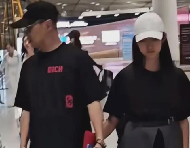 难怪汪峰二女儿不自信！从小就懂爸爸不能陪自己，每次就见1小时
