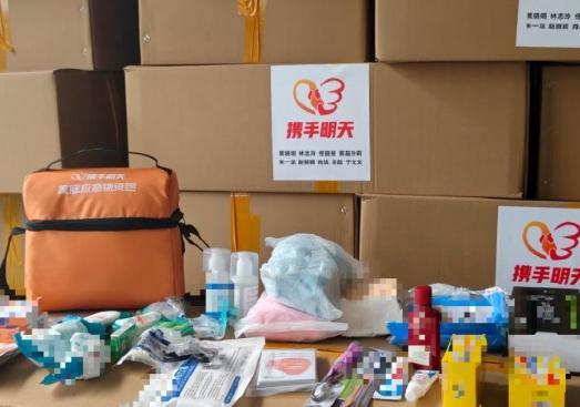 黄晓明领衔，众明星为北京受灾地区捐物资，肖战黄磊佟丽娅献爱心