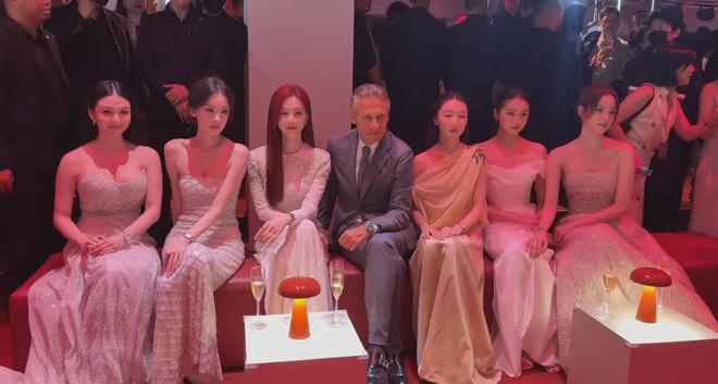 六大女星同框比美！身材越好越抢眼，关晓彤不及娜扎输在没锁骨