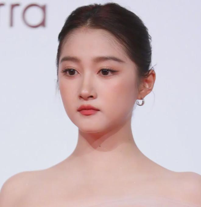 六大女星同框比美！身材越好越抢眼，关晓彤不及娜扎输在没锁骨