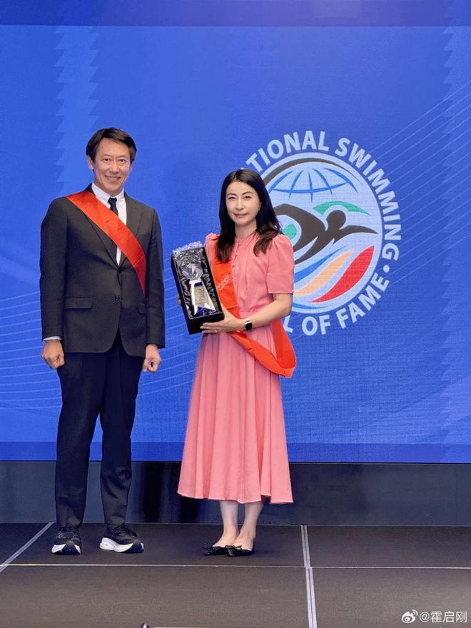郭晶晶领奖站C位，老公和公公“护法”！豪门儿媳为啥她地位高？