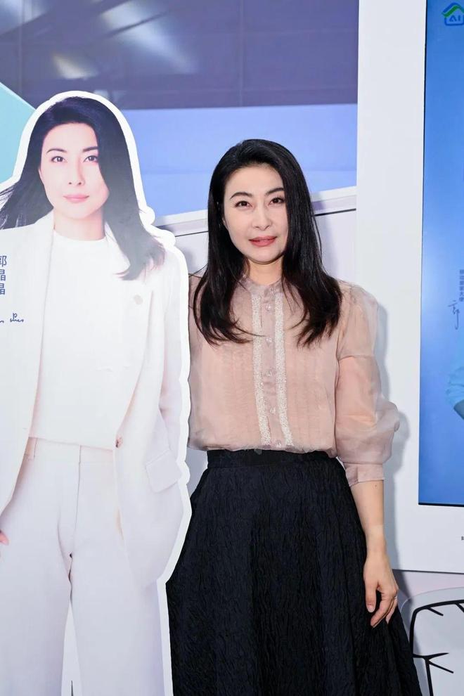 郭晶晶领奖站C位，老公和公公“护法”！豪门儿媳为啥她地位高？