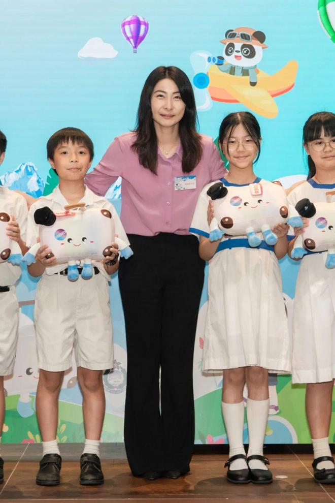 郭晶晶领奖站C位，老公和公公“护法”！豪门儿媳为啥她地位高？
