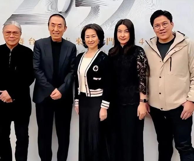 郭晶晶领奖站C位，老公和公公“护法”！豪门儿媳为啥她地位高？