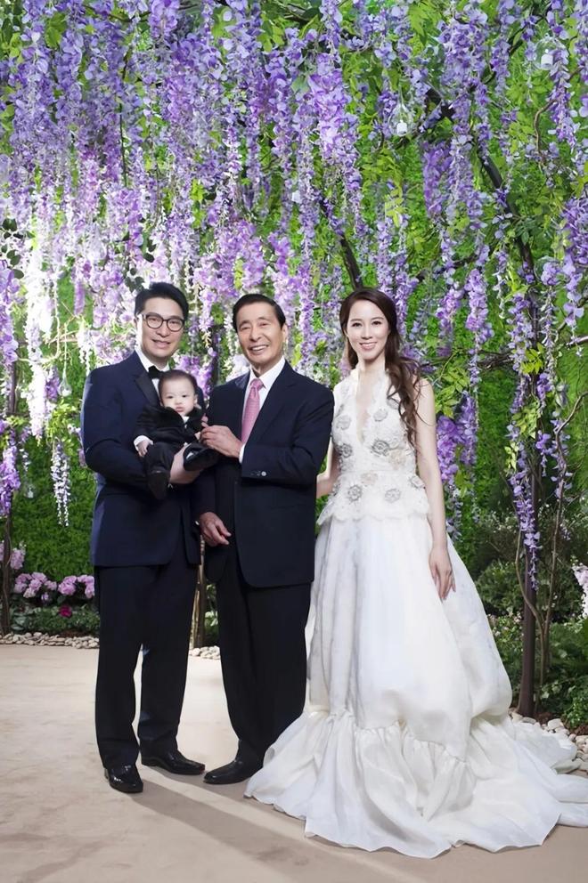 郭晶晶领奖站C位，老公和公公“护法”！豪门儿媳为啥她地位高？