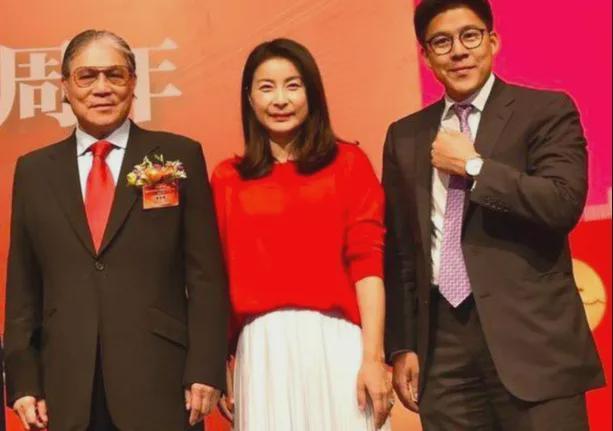 郭晶晶领奖站C位，老公和公公“护法”！豪门儿媳为啥她地位高？