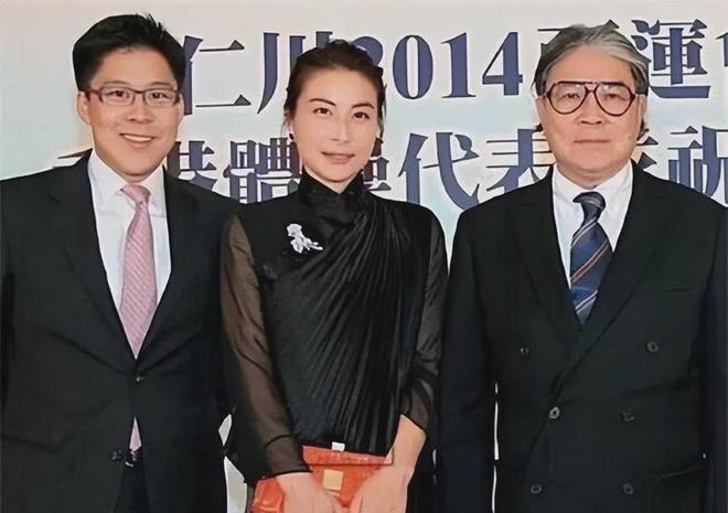 郭晶晶领奖站C位，老公和公公“护法”！豪门儿媳为啥她地位高？
