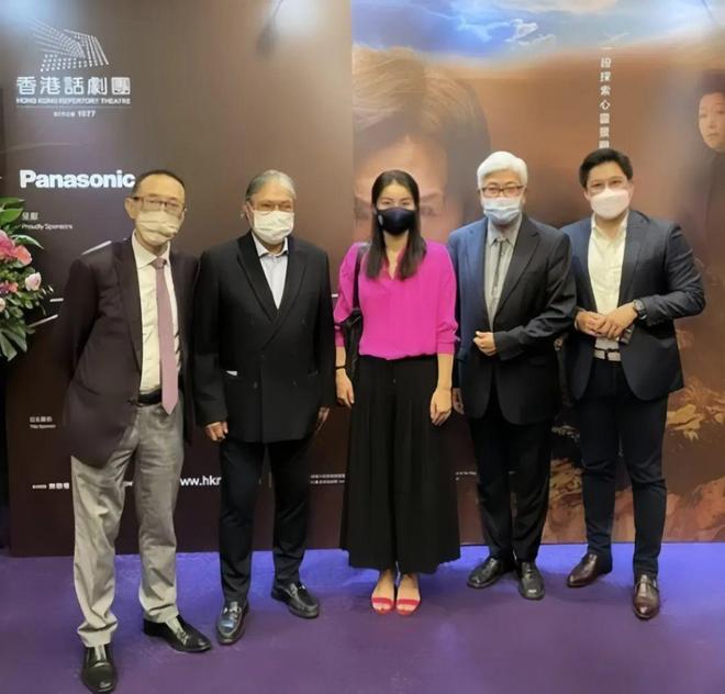 郭晶晶领奖站C位，老公和公公“护法”！豪门儿媳为啥她地位高？