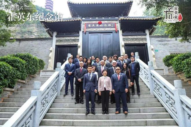 郭晶晶领奖站C位，老公和公公“护法”！豪门儿媳为啥她地位高？