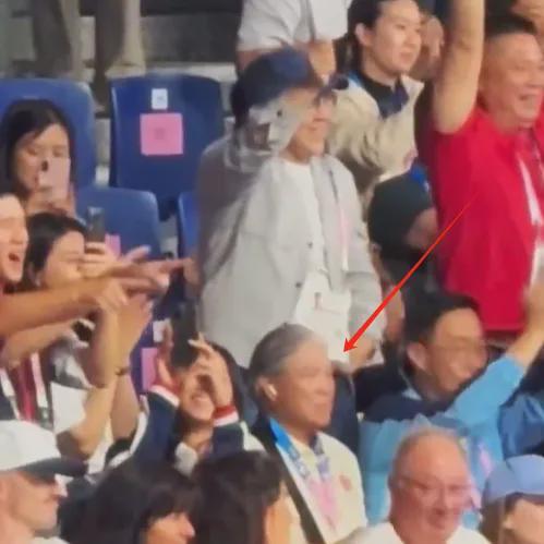 郭晶晶领奖站C位，老公和公公“护法”！豪门儿媳为啥她地位高？