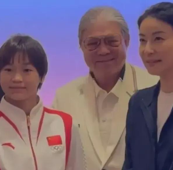 郭晶晶领奖站C位，老公和公公“护法”！豪门儿媳为啥她地位高？