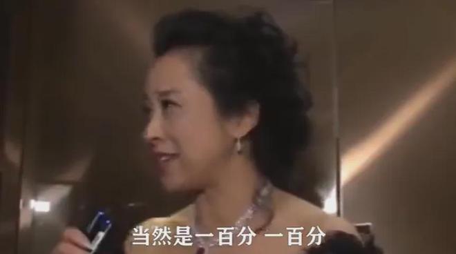 郭晶晶领奖站C位，老公和公公“护法”！豪门儿媳为啥她地位高？