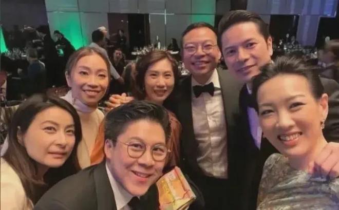 郭晶晶领奖站C位，老公和公公“护法”！豪门儿媳为啥她地位高？