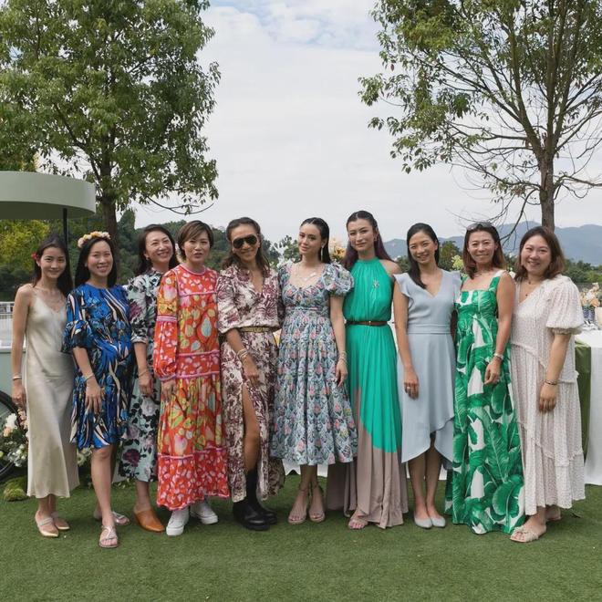 郭晶晶领奖站C位，老公和公公“护法”！豪门儿媳为啥她地位高？