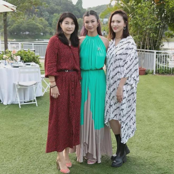 郭晶晶领奖站C位，老公和公公“护法”！豪门儿媳为啥她地位高？