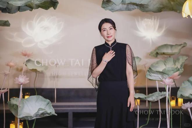 郭晶晶领奖站C位，老公和公公“护法”！豪门儿媳为啥她地位高？