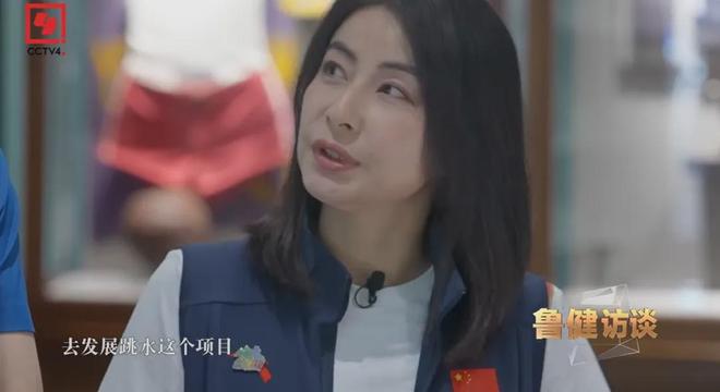 郭晶晶领奖站C位，老公和公公“护法”！豪门儿媳为啥她地位高？
