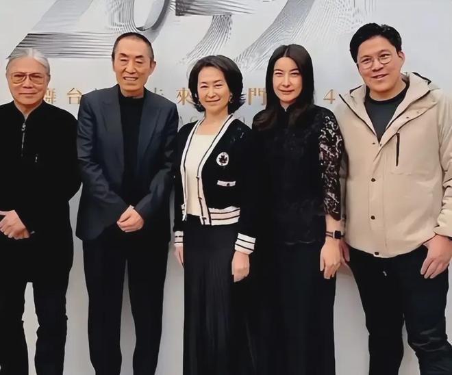 郭晶晶领奖站C位，老公和公公“护法”！豪门儿媳为啥她地位高？
