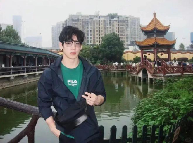 被嘲硬蹭LV红毯，王楚钦何苦强闯时尚圈？