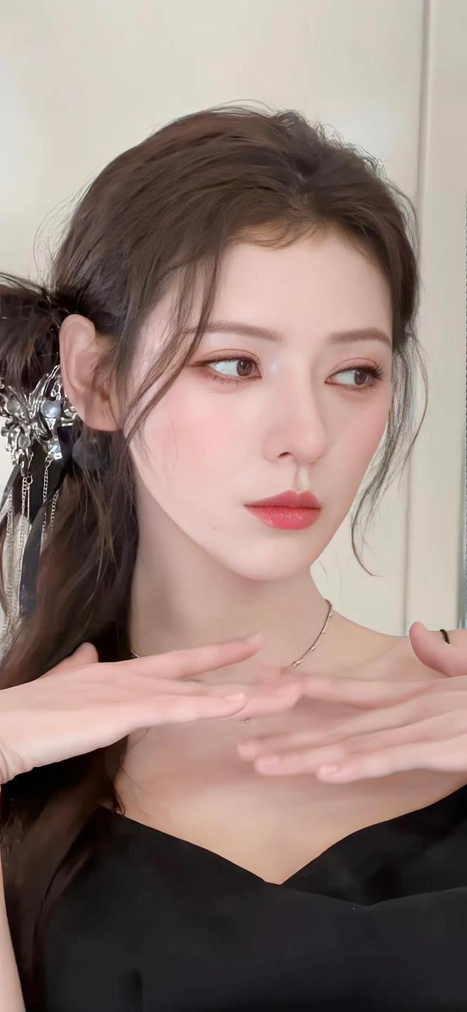 张予曦这般美女，原以为从小众星捧月，谁知初中竟遭男生霸凌？