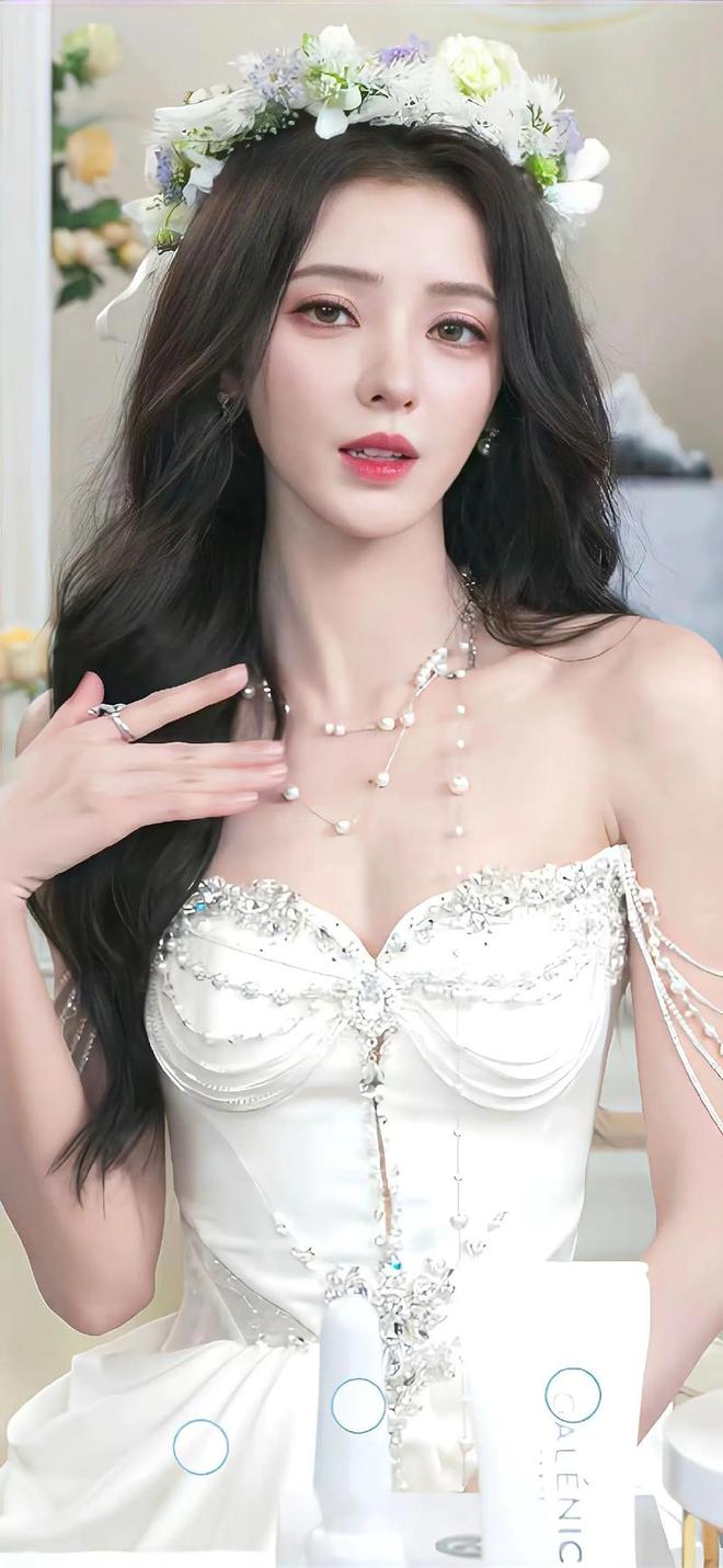 张予曦这般美女，原以为从小众星捧月，谁知初中竟遭男生霸凌？