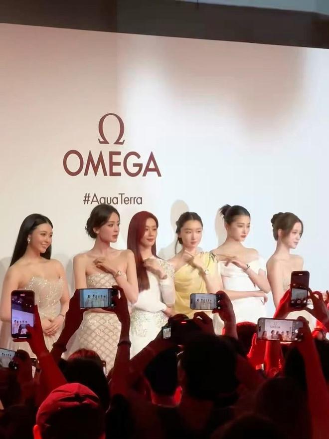 刘诗诗关晓彤罕见合体，85花PK95花，谁是你心中的C位女神？