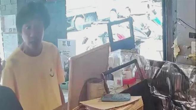 47岁唐治平精神彻底失常！街上游荡跟踪妇人，好友承认他不稳定