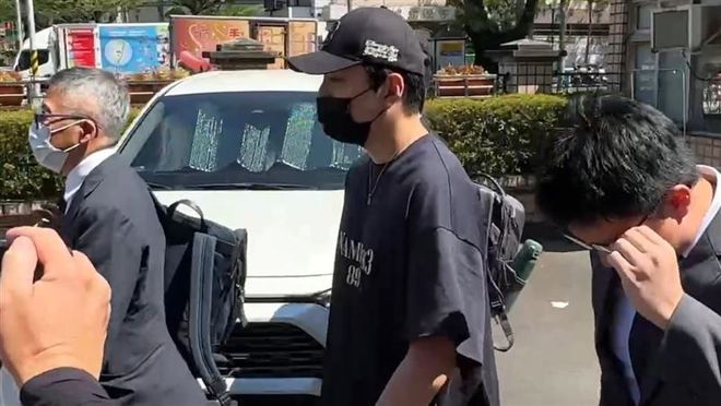 王大陆现身法院面颊憔悴，女友隐瞒案情被打脸，状态轻松不受影响