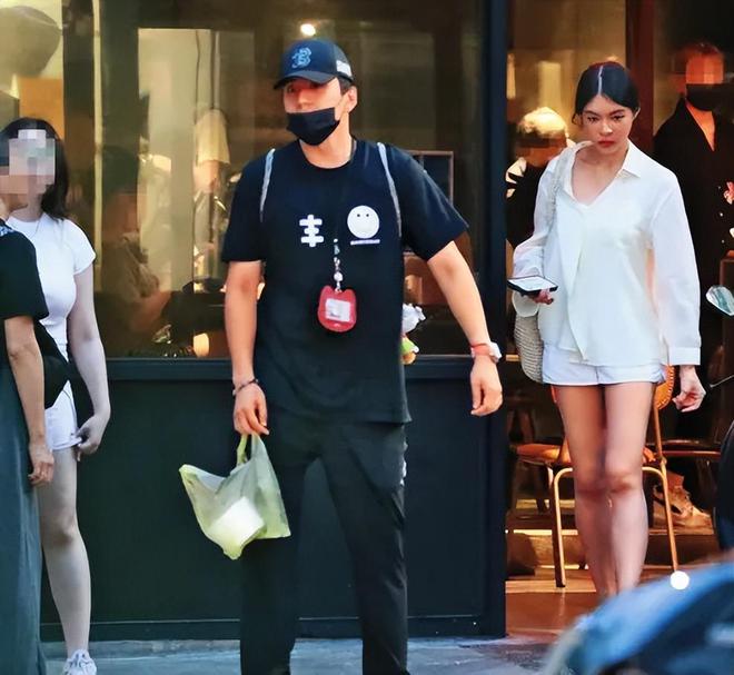 王大陆现身法院面颊憔悴，女友隐瞒案情被打脸，状态轻松不受影响