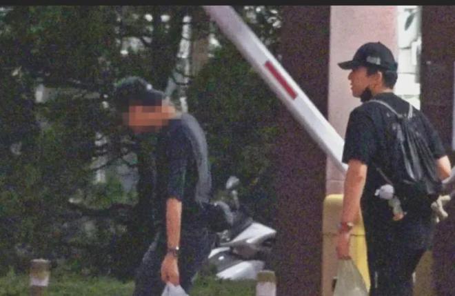 王大陆现身法院面颊憔悴，女友隐瞒案情被打脸，状态轻松不受影响