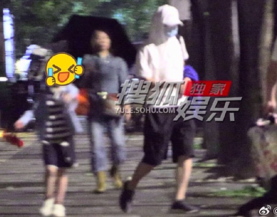 葛优带儿子出门吃饭 温馨画面曝光