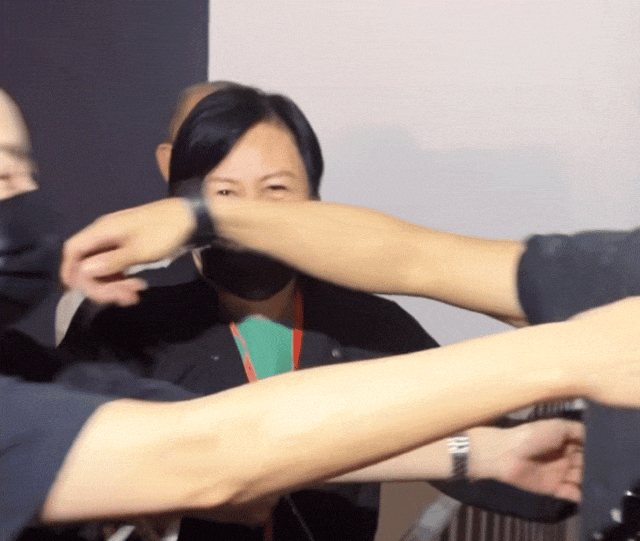 巨星背后的女人，状态超顶！