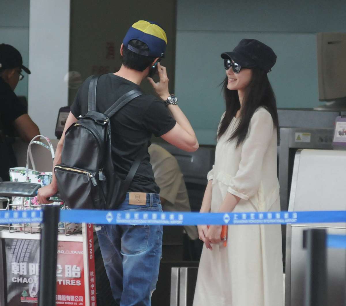 冯绍峰带女友逛街感情稳定