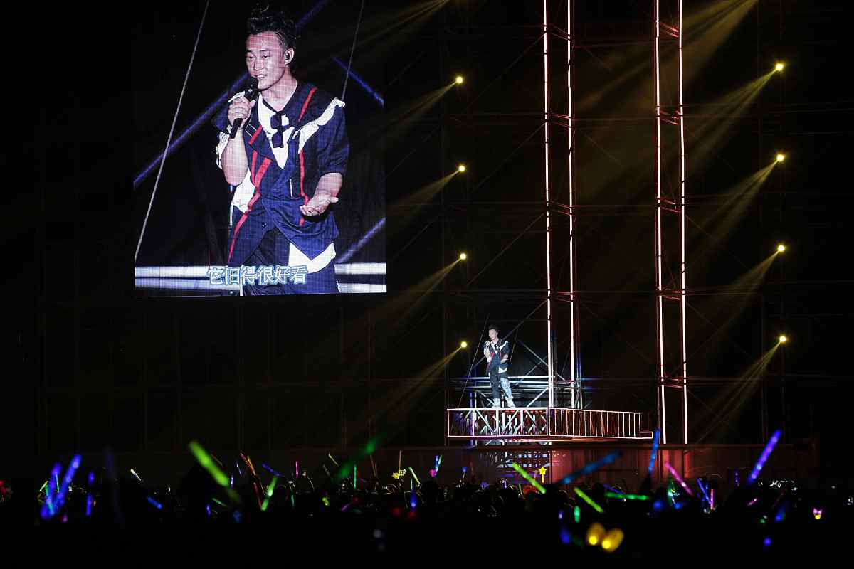 陈奕迅演唱会上捂胸口干呕