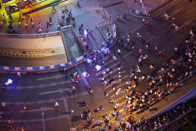 那英被粉丝挤到角落 怒喊:别碰我