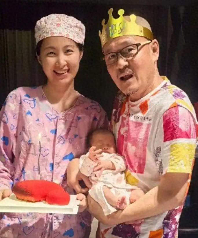 58岁歌手光头李进与小25岁妻子生子
