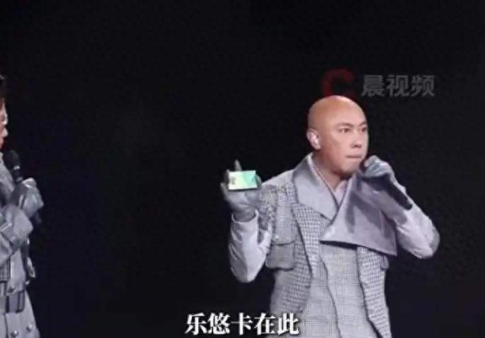 60岁张卫健掏出老年卡 求别欺负老人