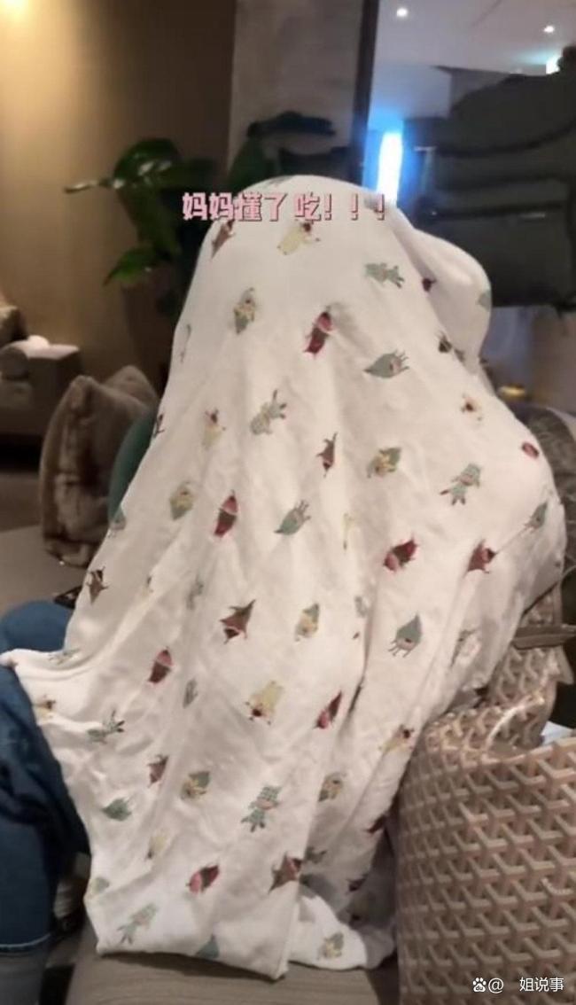 张檬机场头盖布给儿子喂母乳 温馨画面曝光