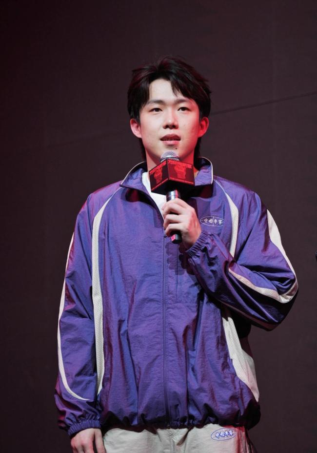 王楚钦参加活动气质不输模特 跨时空同框致敬传奇