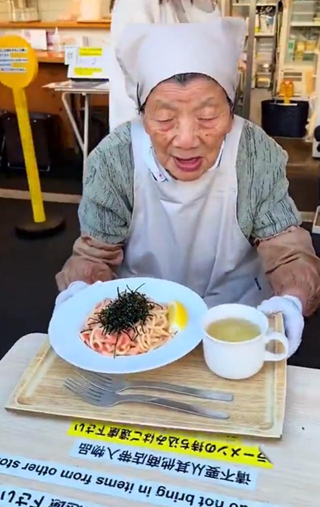 日本70多岁老人跪地工作 老龄化现象引热议