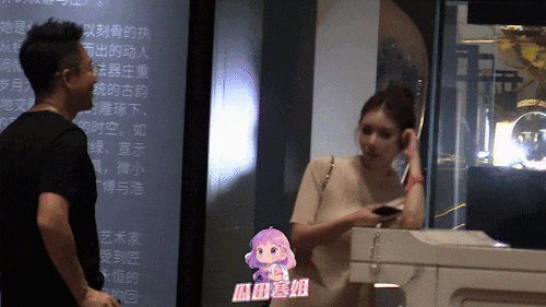 汪小菲三胎来了？马筱梅穿连衣裙小腹隆起，男方当面抽烟没躲避