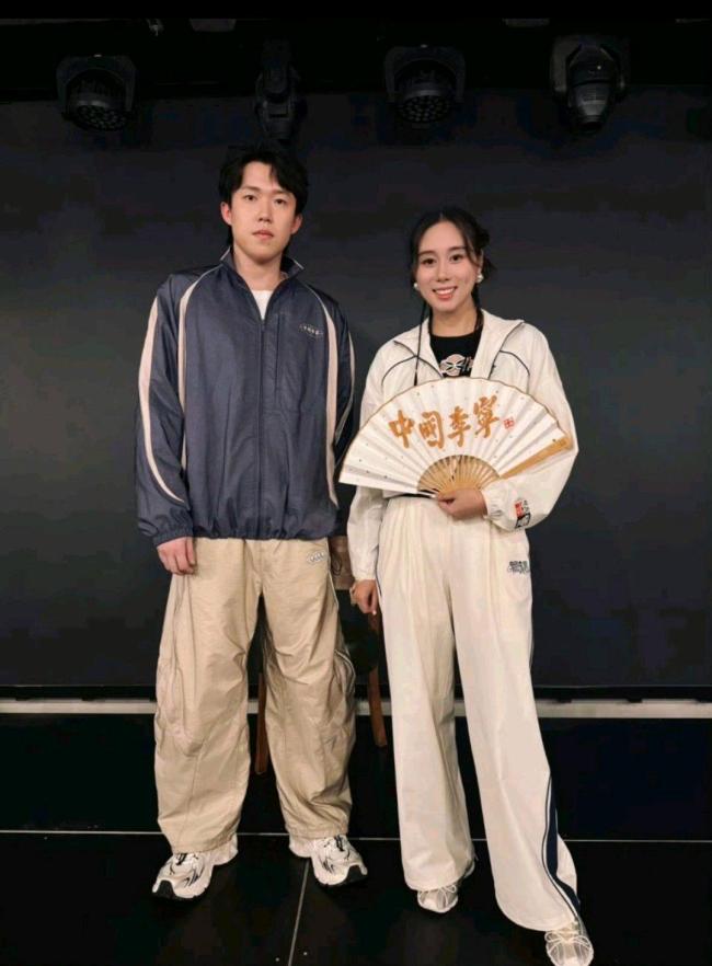 王楚钦晒图致敬李宁 两代体坛领袖共鸣