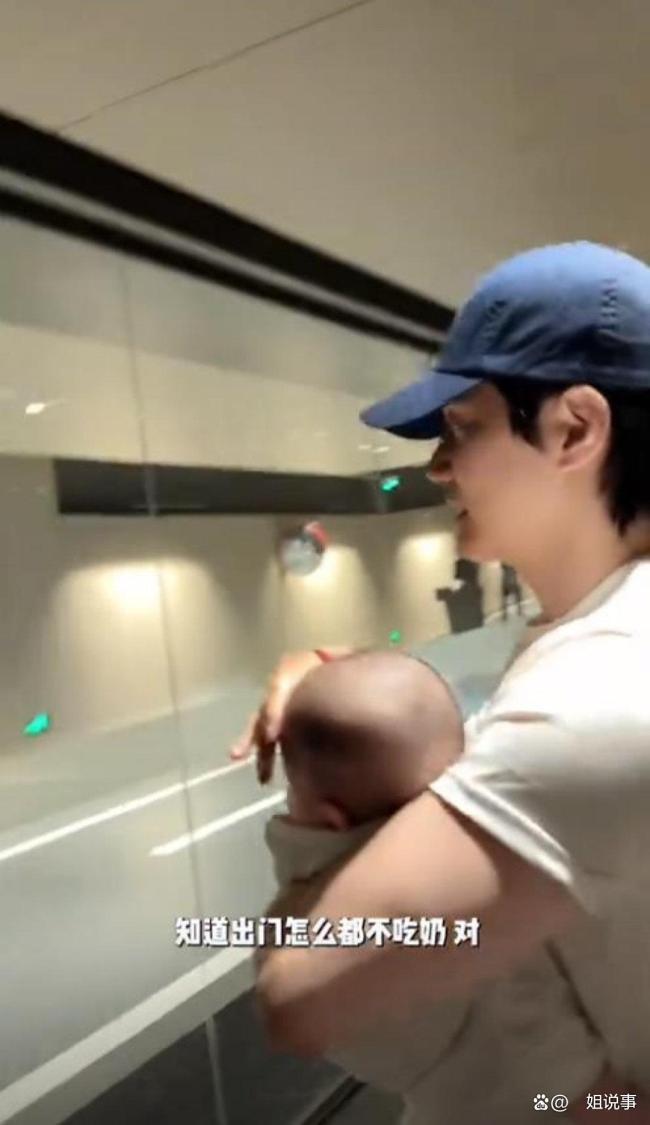 张檬机场头盖布给儿子喂母乳 温馨画面曝光