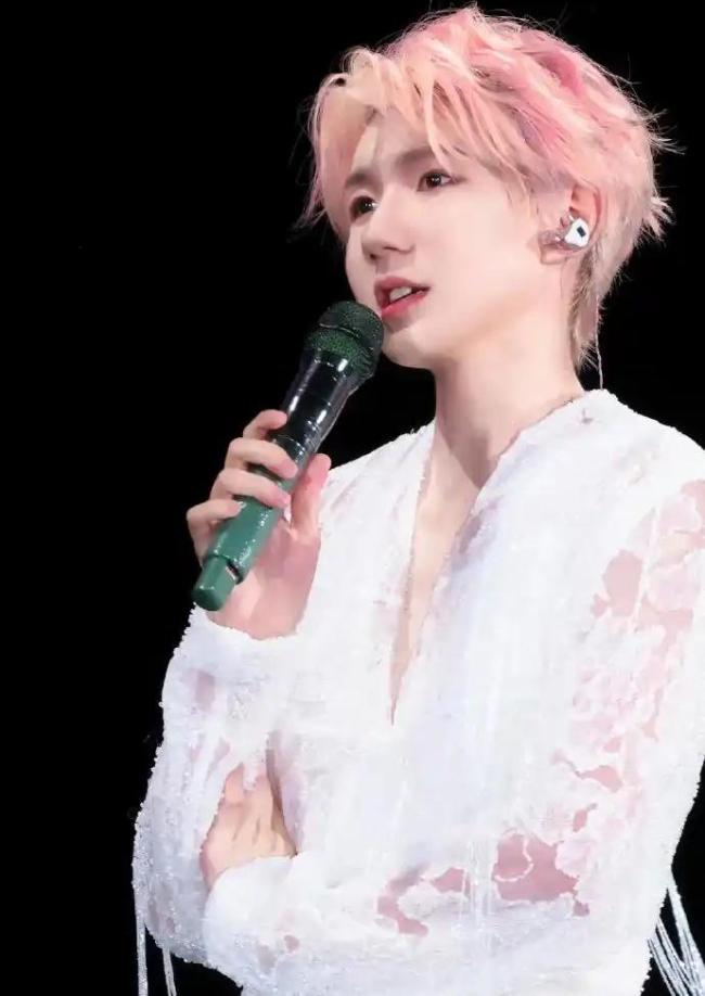 易烊千玺演唱会红衣饭拍 王源顶规应援