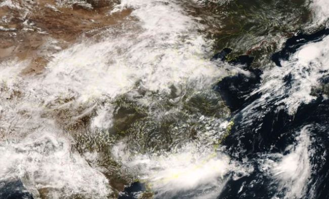 特大暴雨来了：华南华北或同日特大暴雨，川渝44度高温有望略降低 南北雨带强势来袭