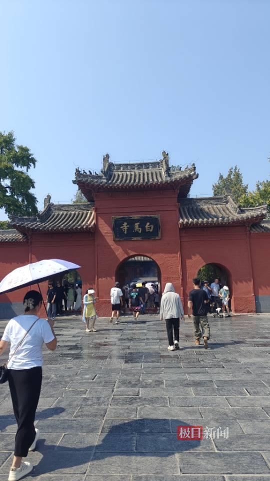 洛阳白马寺僧人顶着酷热种地