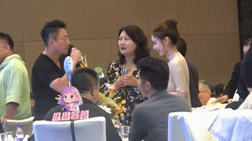 汪小菲三胎来了？马筱梅穿连衣裙小腹隆起，男方当面抽烟没躲避