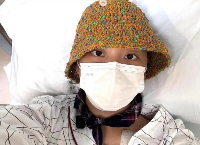 女团成员金智源患白血病后光头回归 勇敢蜕变传递希望
