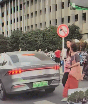 冯禧与许嵩妈妈同框！两人在男方老家挽手逛街，被曝正在筹办婚礼